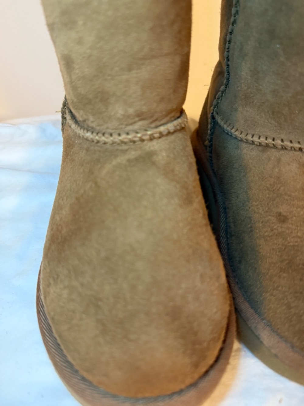 UGG Australia Kids Boots - Picture 4 of 8